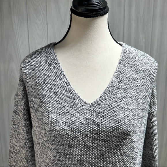 H&M Heather Gray V-Neck Sweater Size Small - Picture 2 of 9